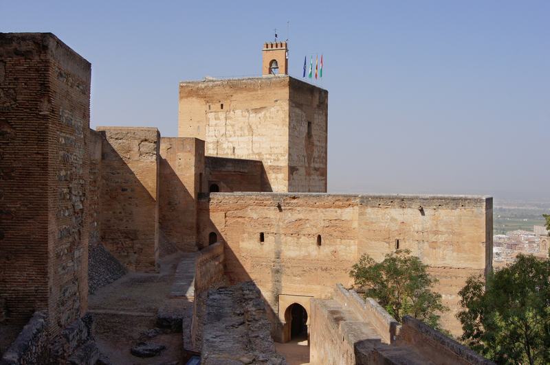 Les remparts et tours de l’Alcazaba de l’Alhambra, avec la Torre de la Vela, au coucher du soleil