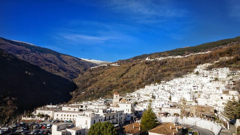 Un village blanc du ravin de Poqueira, dans l’Alpujarra, accroché à la pente sous les sommets de la Sierra Nevada