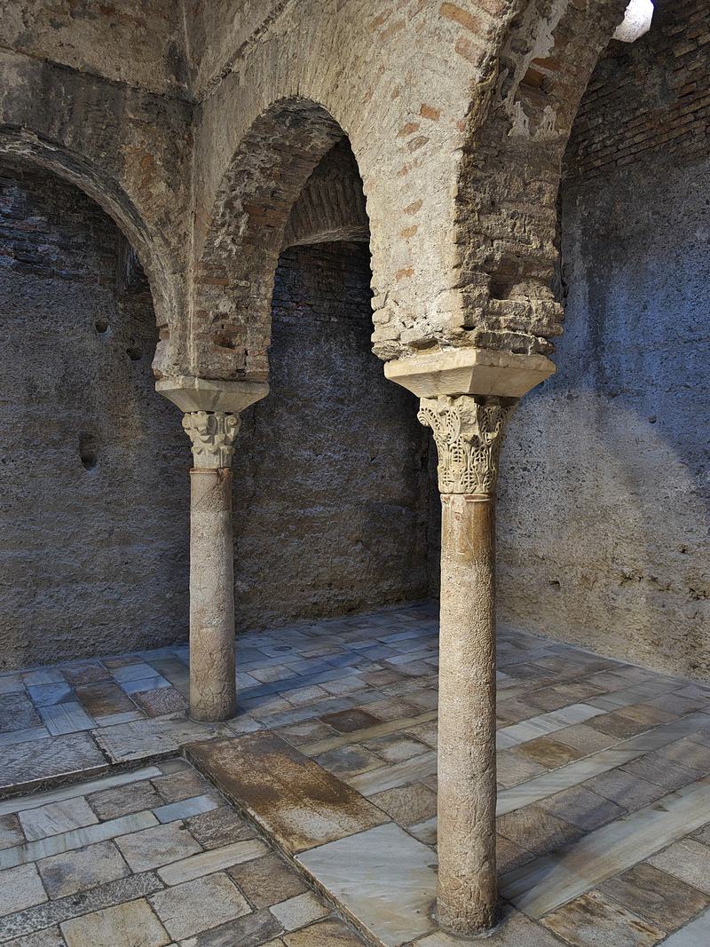 Les arcs outrepassés sur des colonnes et chapiteaux antiques d’El Bañuelo, les bains arabes de la Carrera del Darro
