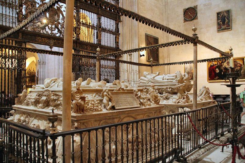 Les tombeaux de marbre des Rois catholiques et de Jeanne et Philippe le Beau, derrière la grille dorée de la chapelle royale
