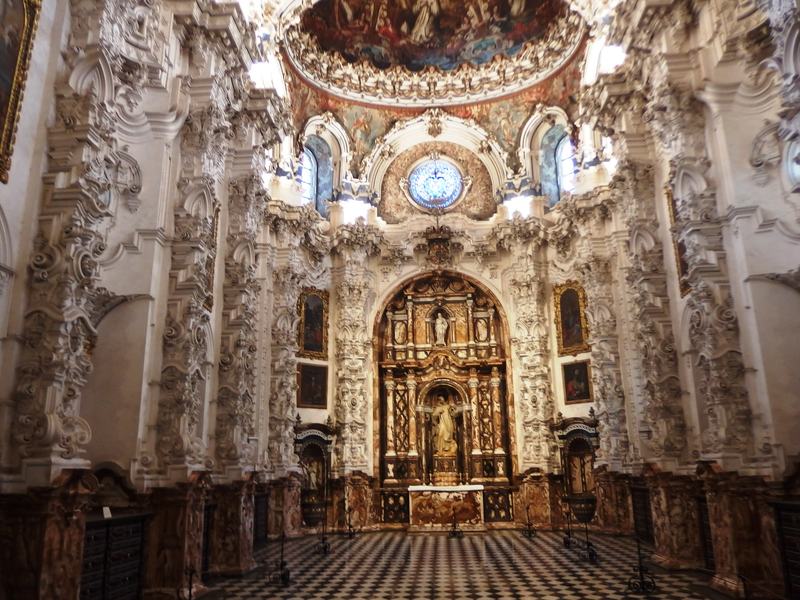 La sacristie baroque du monastère de la Chartreuse de Grenade, blanche et dorée, avec son sol en damier