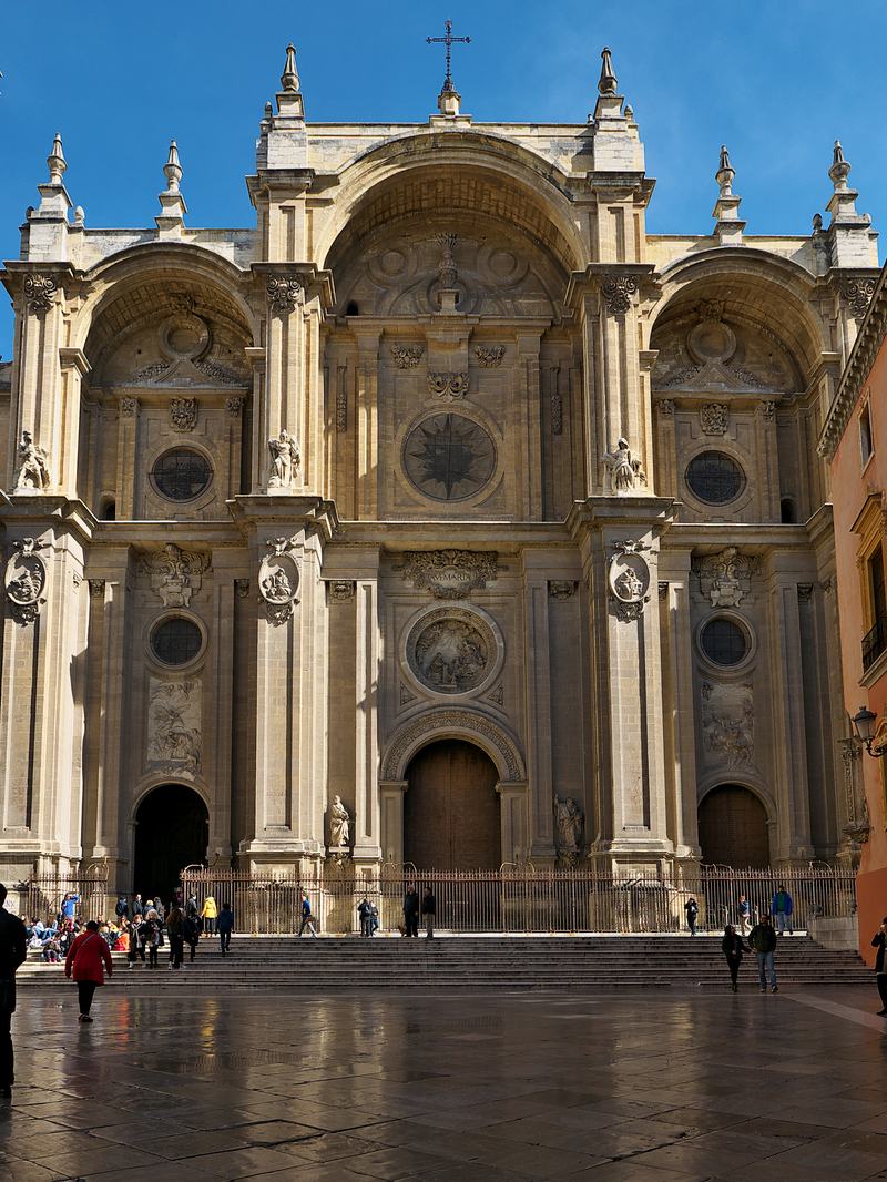 La façade principale de la cathédrale de Grenade, avec ses trois grands arcs, œuvre d’Alonso Cano