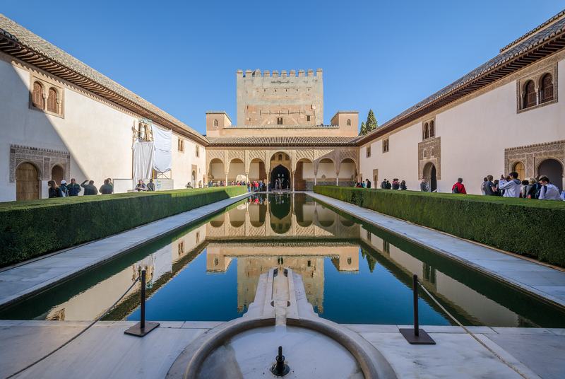 La cour des Myrtes de l’Alhambra, avec son long bassin entre les haies et la tour de Comares qui se reflète dans l’eau