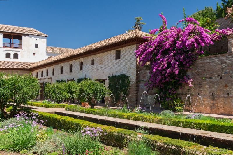La cour de la Acequia du Generalife, avec son canal, ses jets d’eau et ses jardins en fleurs