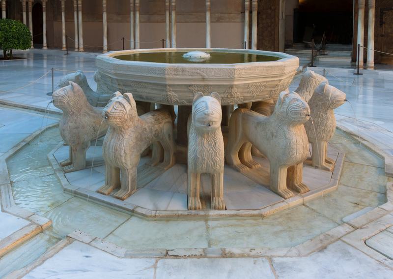 La fontaine aux douze lions de marbre dans la cour des Lions de l’Alhambra, dans les palais nasrides