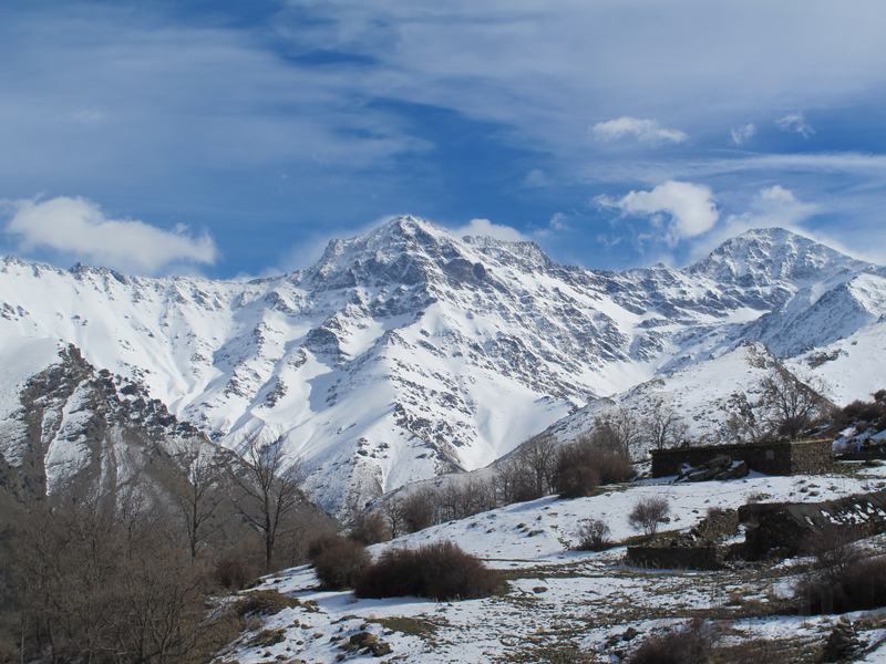 Les sommets enneigés de la Sierra Nevada, avec le Mulhacén, vus du refuge d’El Hornillo