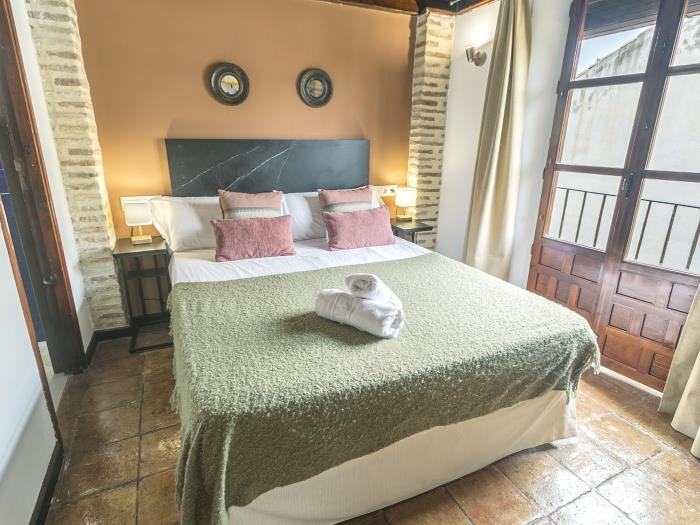La Terracota Room, avec son lit double, son plafond en bois et ses grandes fenêtres en bois ouvertes