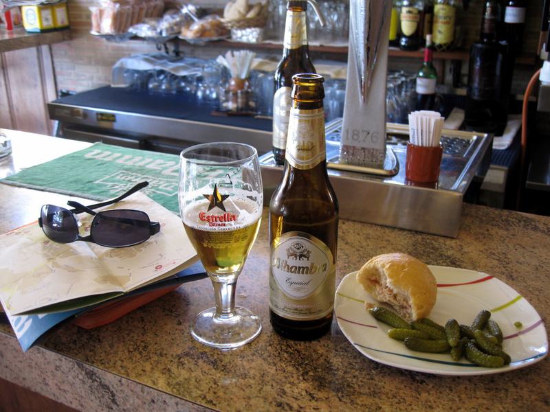 Une bière Alhambra et une tapa sur le comptoir d’un bar de Guadix, dans la province de Grenade