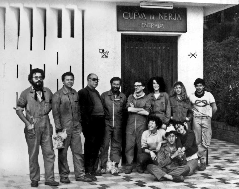 Schwarz-Weiß-Foto des Archäologenteams von Francisco Jordá Cerdá am Eingang der Höhle von Nerja 1985