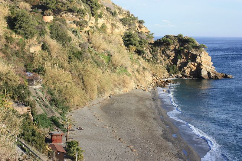 Der Strand von Maro in Nerja am Fuß der Klippen