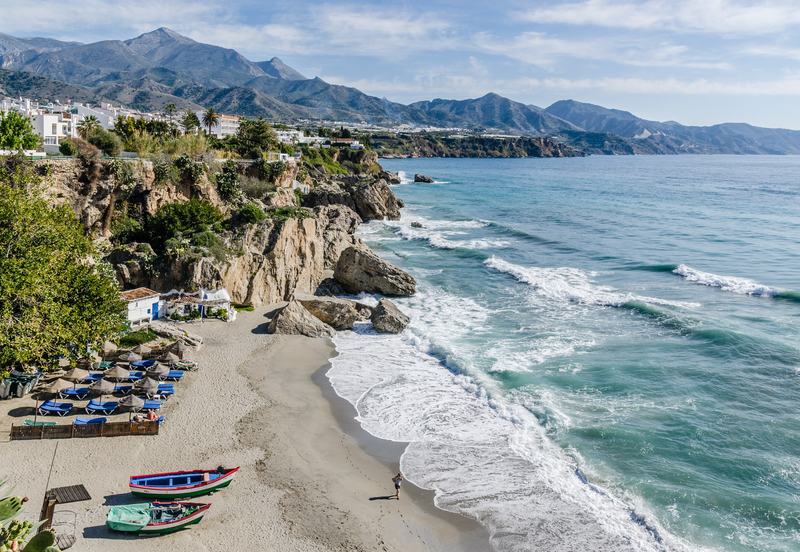 Der Strand Calahonda mit Fischerbooten und die Küste von Nerja, vom Balcón de Europa aus gesehen