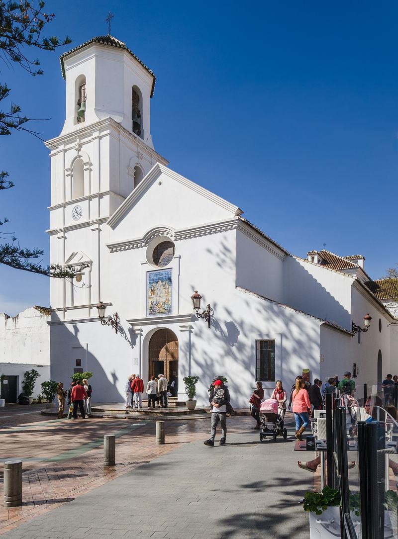 Die weiße Kirche El Salvador neben dem Platz am Balcón de Europa in Nerja