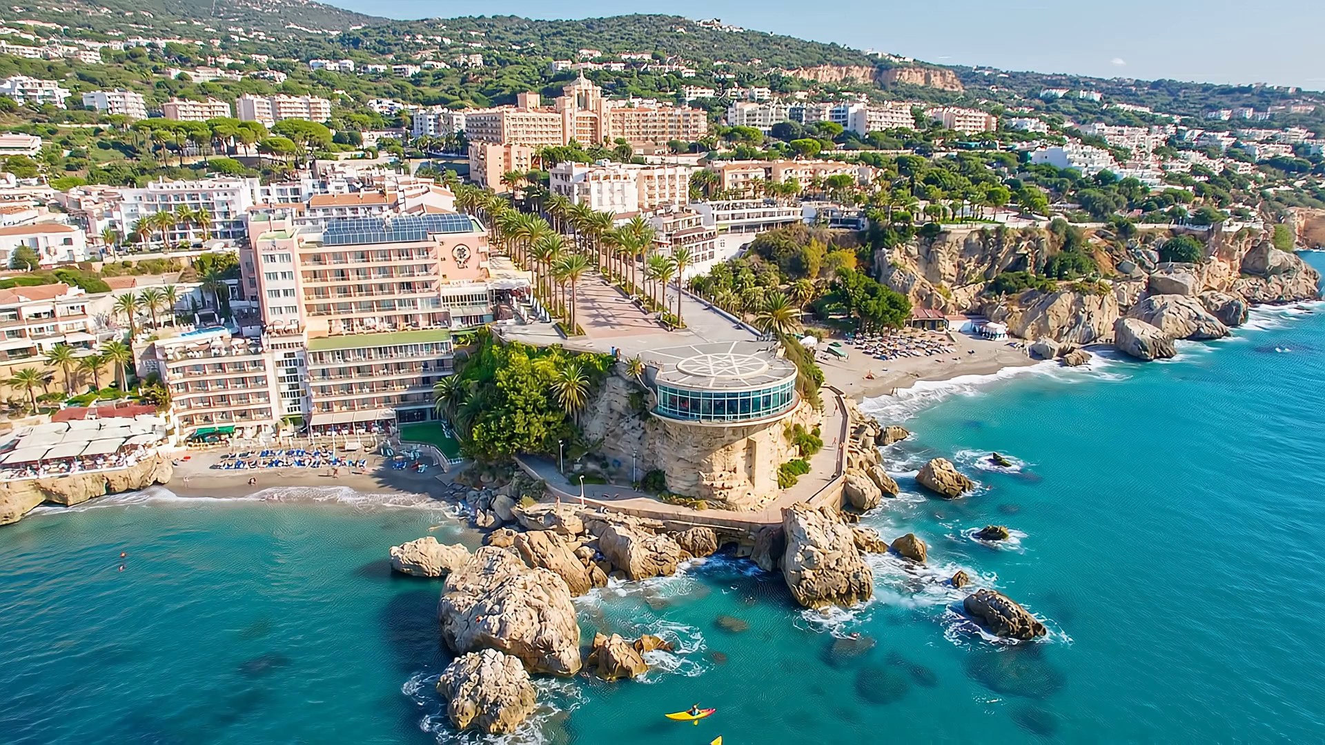 Luftaufnahme des Balcón de Europa in Nerja mit dem Aussichtspunkt auf der Klippe über dem Mittelmeer