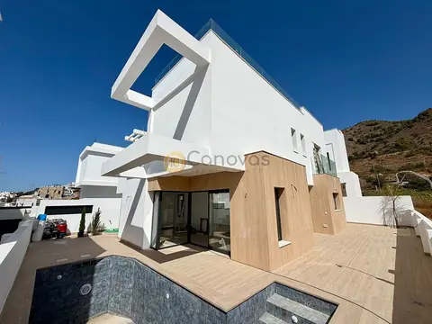 Haus im modernen Stil mit Pool in Nerja, zum Kauf in Nerja